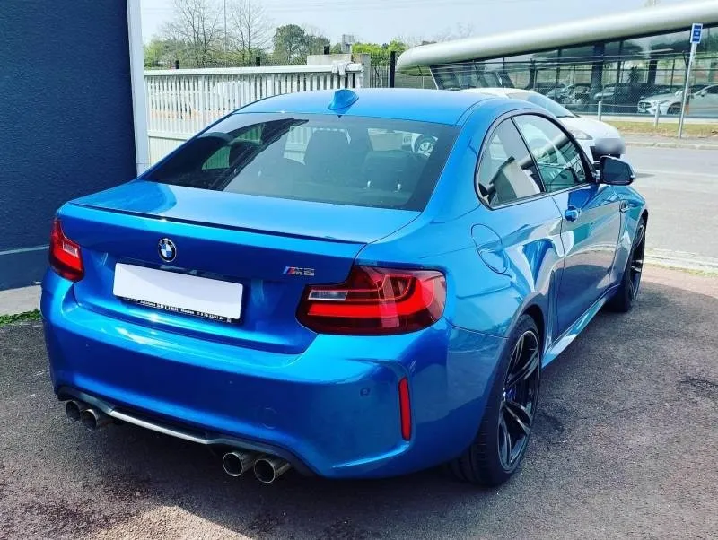 BMW M2 bleue vue de trois quarts arrière